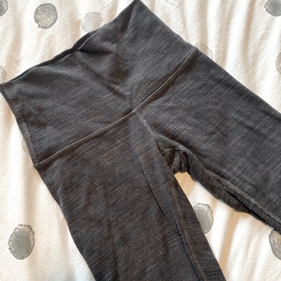 Lululemon Wunder Under Crops - Picture 1 of 3